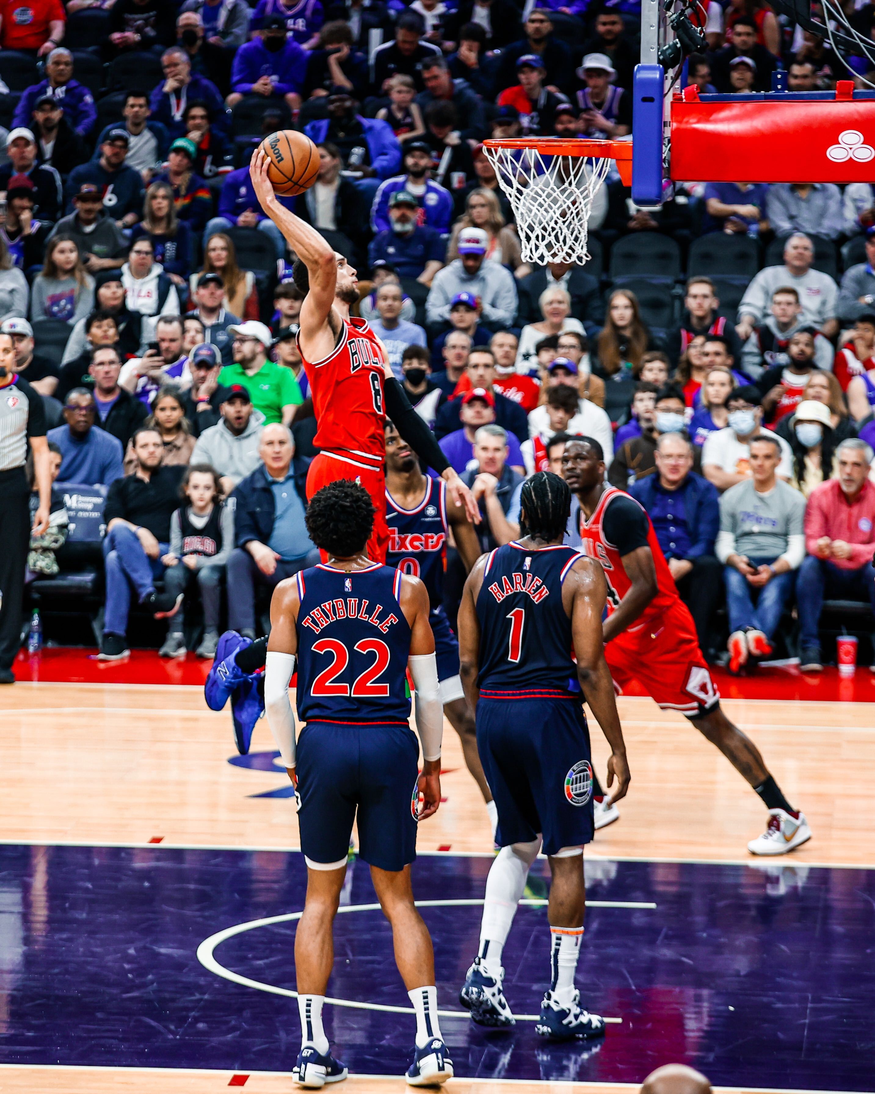 南宫娱乐-76人主场大胜公牛，卫冕冠军展现实力