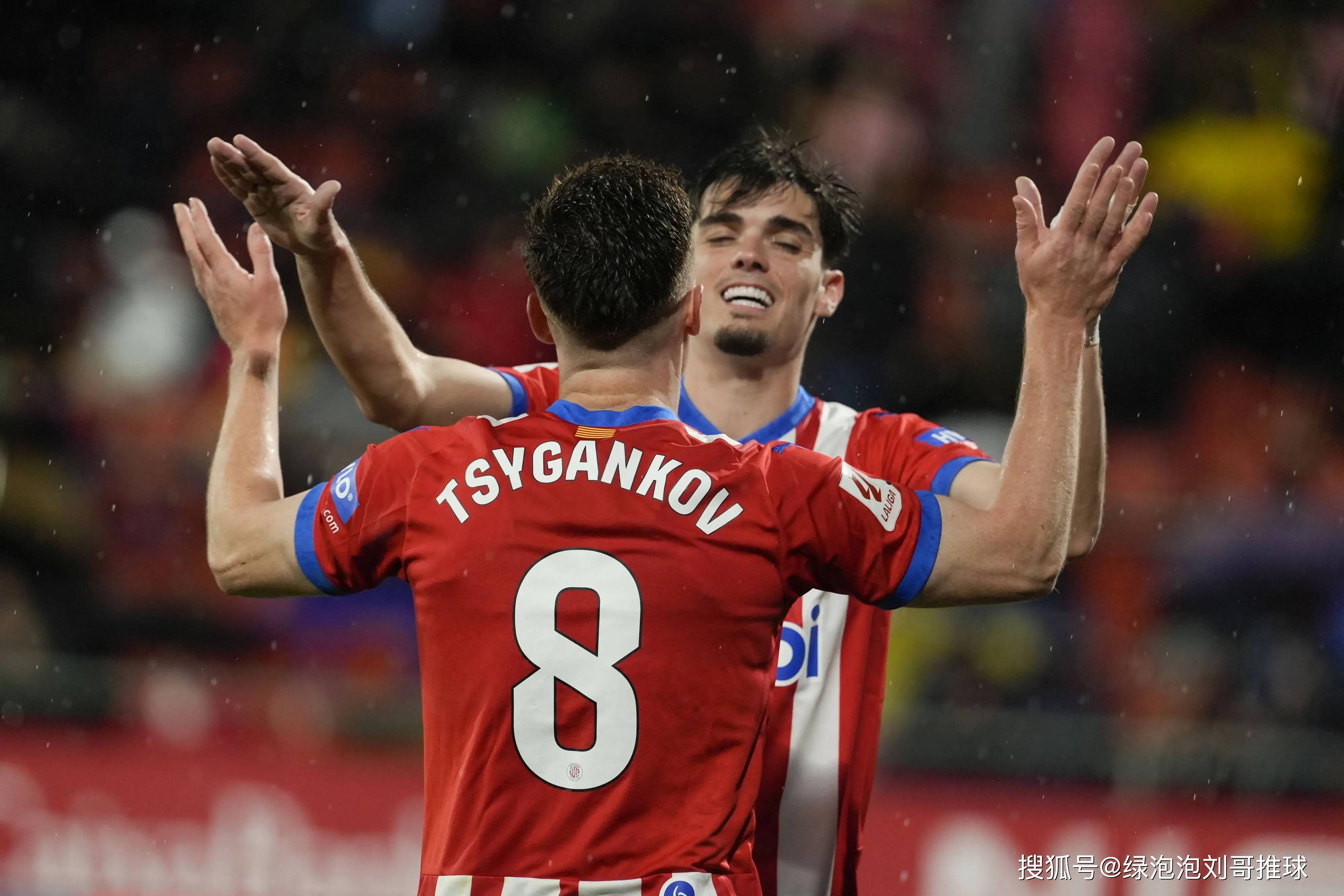 球场上的激烈对抗，谁能笑到最后？