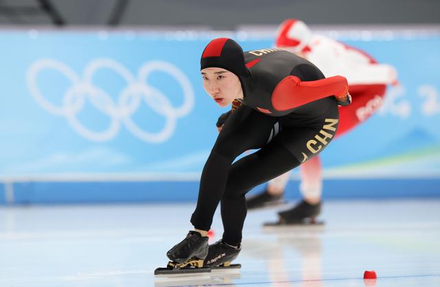 南宫娱乐-滑冰比赛选手优美表演技艺惊人