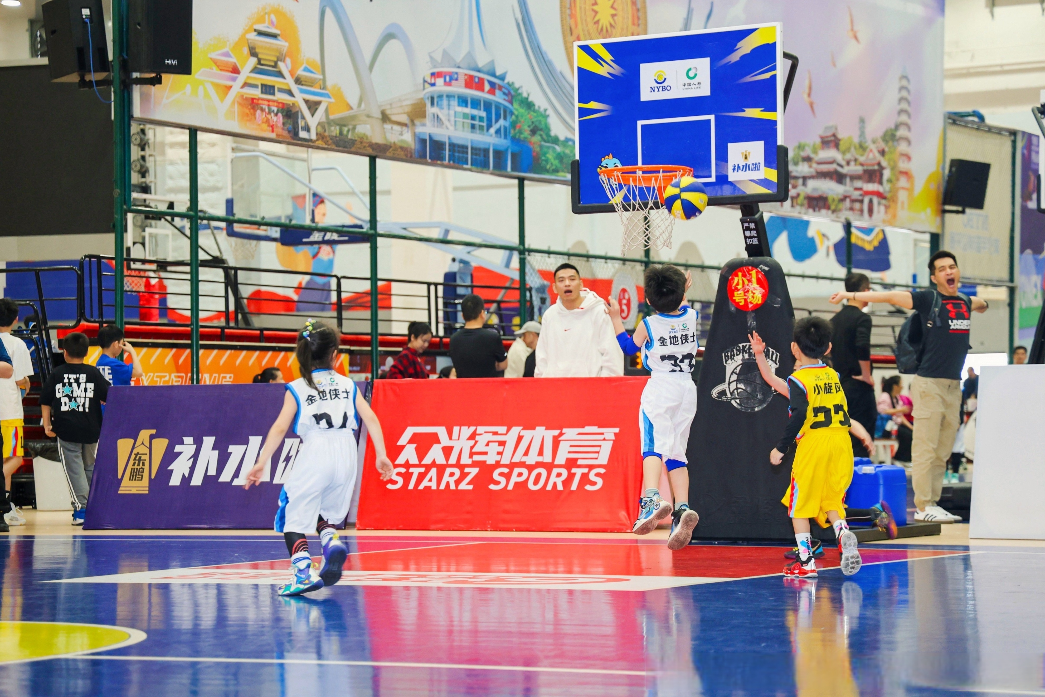 篮球赛场上的快速连续得分成亮点