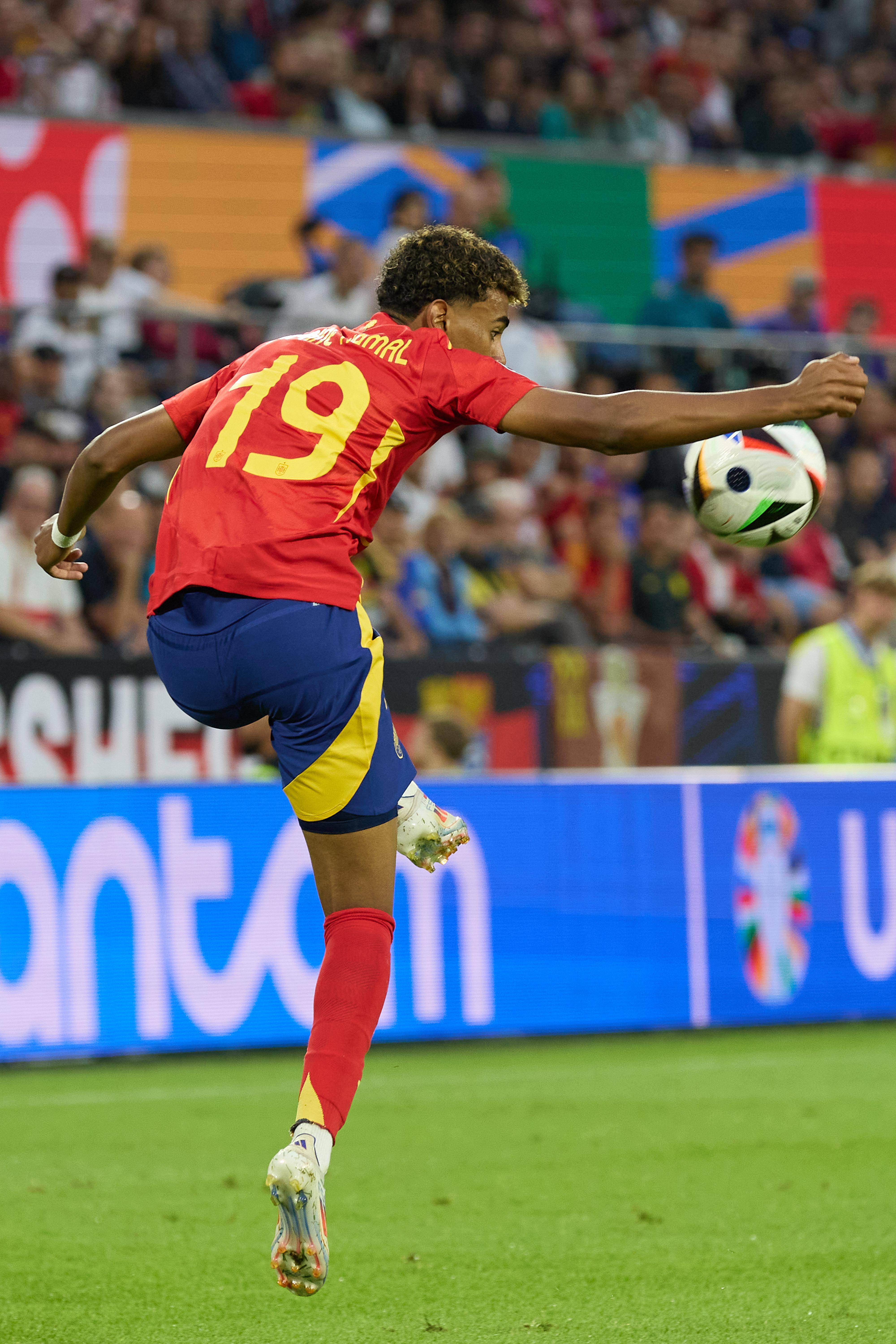 西班牙足球联赛中的争夺激烈继续 西班牙足球联赛中的争夺激烈继续