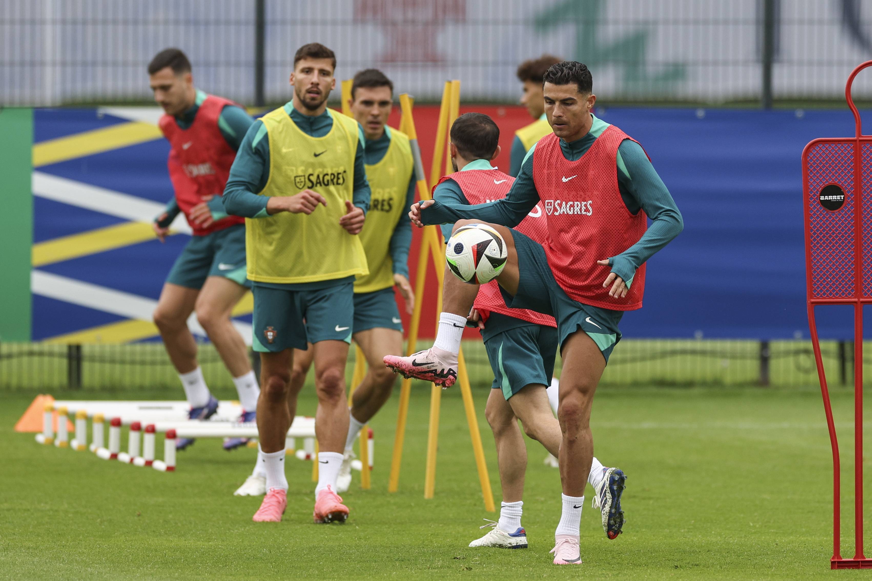 南宫娱乐-欧锦赛预选赛火爆开幕，球队备战训练