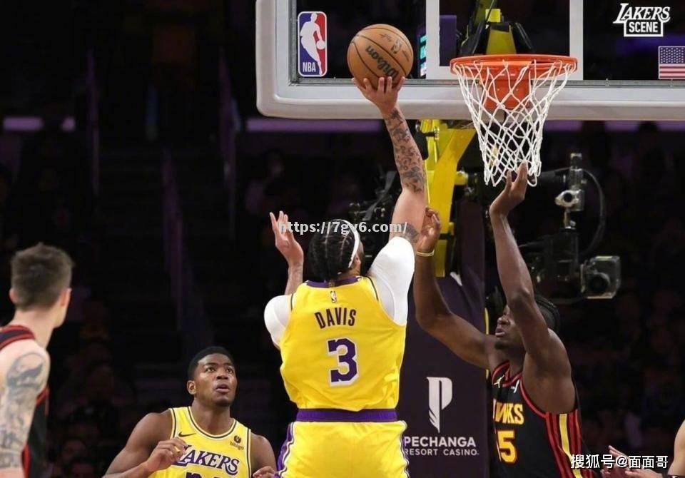 湖人逆转战胜骑士，詹姆斯贡献关键三分
