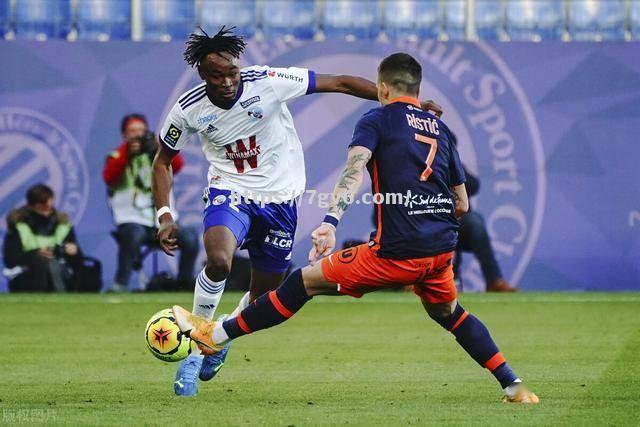 斯特拉斯堡队员配合默契，防线铜墙铁壁