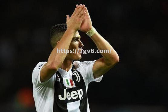 赫罗纳后卫留下精彩瞬间,赢得球迷掌声 赫罗纳后卫留下精彩瞬间,赢得球迷掌声