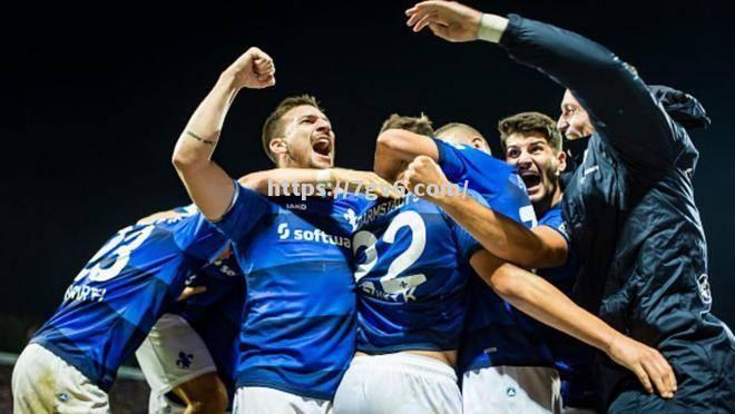 紧张激烈的比赛中，一支实力相当的球队战成了平局