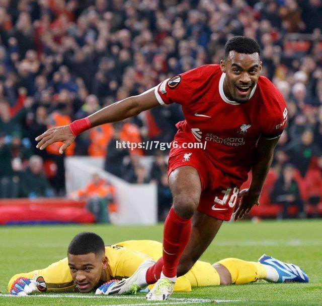 利物浦大比分战胜谢菲联，继续领跑