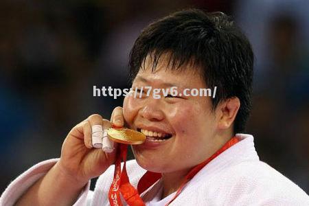 南宫娱乐-女子柔道决赛搏尽全力，法国选手勇夺金牌