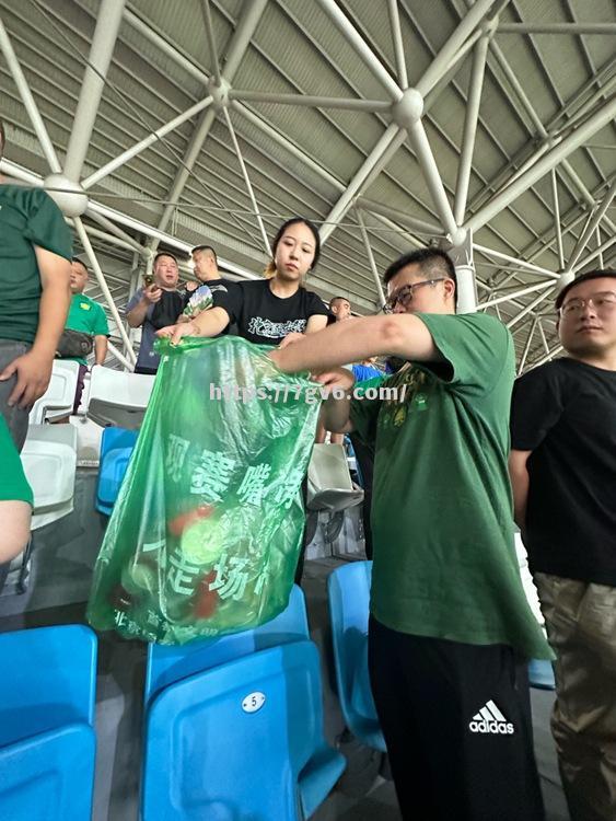 南宫娱乐-比赛现场人气爆棚，球迷高呼着喊助威