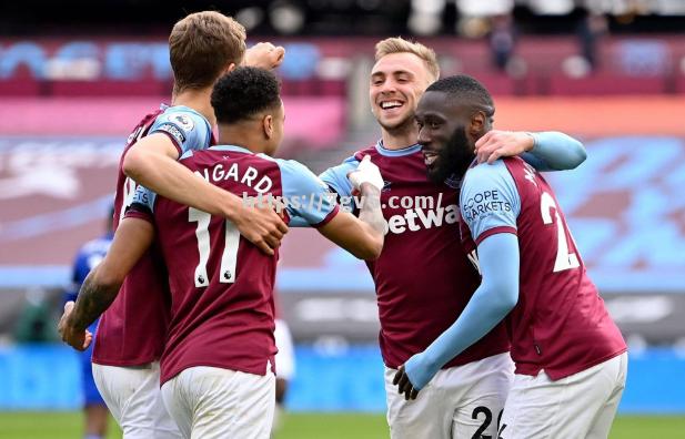 南宫娱乐-西汉姆联主场逼平曼联，难以逃脱降级区