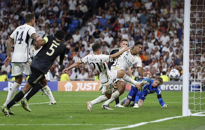 南宫娱乐-皇家马德里连败，阵容失调曼联抓住机会