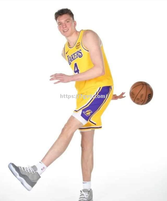 新秀球员崭露头角，惊艳表现获得关注