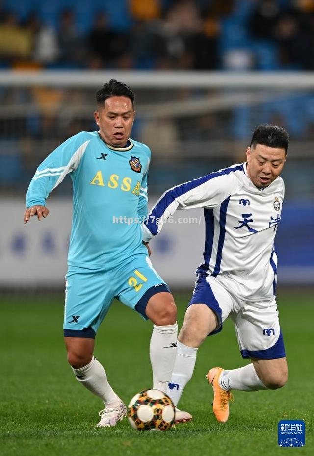 足球赛场上热血澎湃，胜负扑朔迷离