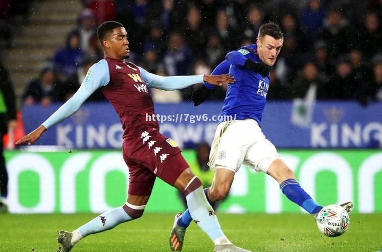 足球场上的风云变幻，双方球队拼尽全力