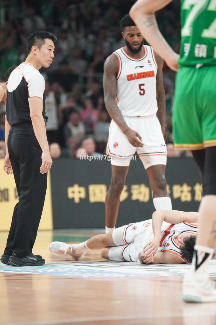 南宫娱乐-篮球赛事中球队实力碾压对手，轻松取胜