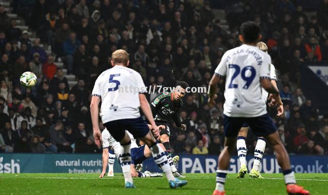 南宫娱乐-巴黎出色晋级，拜仁遭遇挑战告终