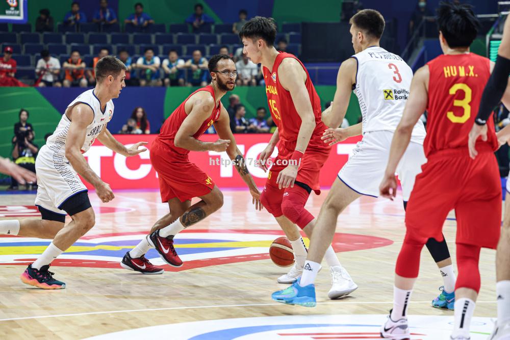 南宫娱乐-球迷与中国男篮共庆，篮球世界杯决赛不负期