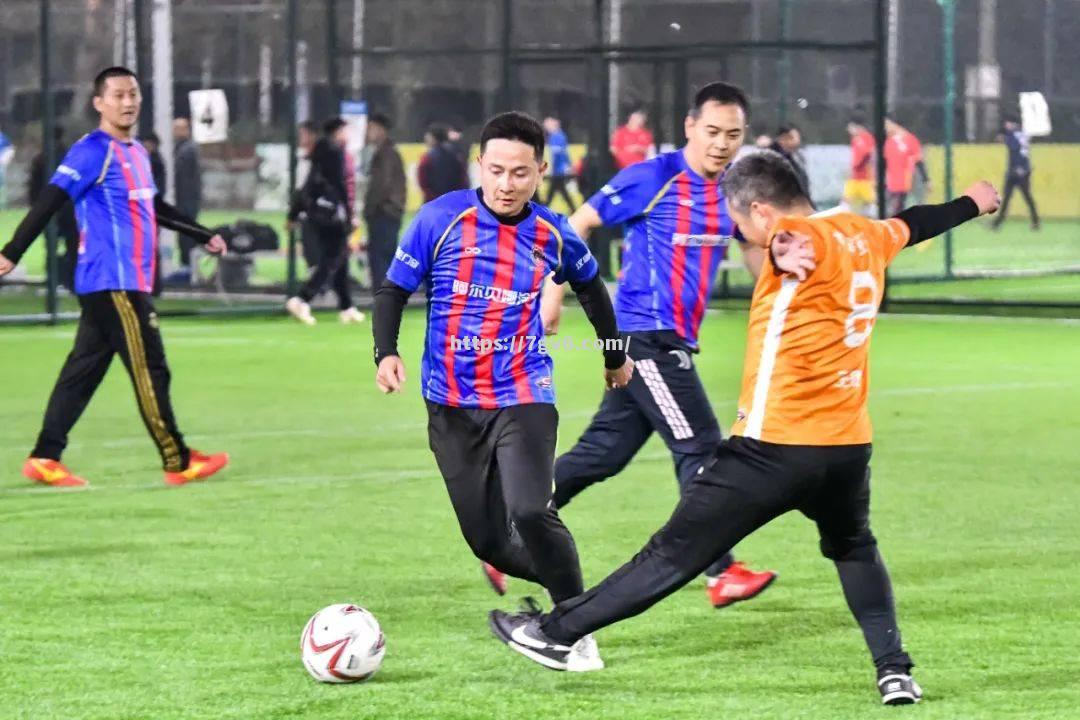 南宫娱乐-足球锦标赛角逐进入白热化，球迷紧张关注