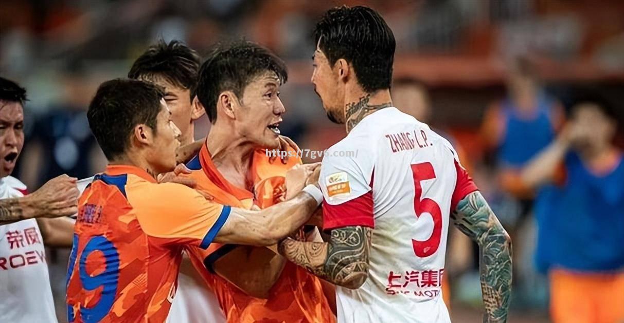 南宫娱乐-中超联赛引爆全民热情，球场上演激烈对决