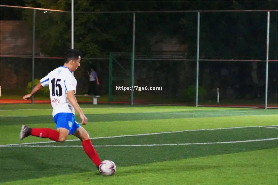 南宫娱乐-欢乐足球盛宴，球员齐聚赛场争夺荣耀